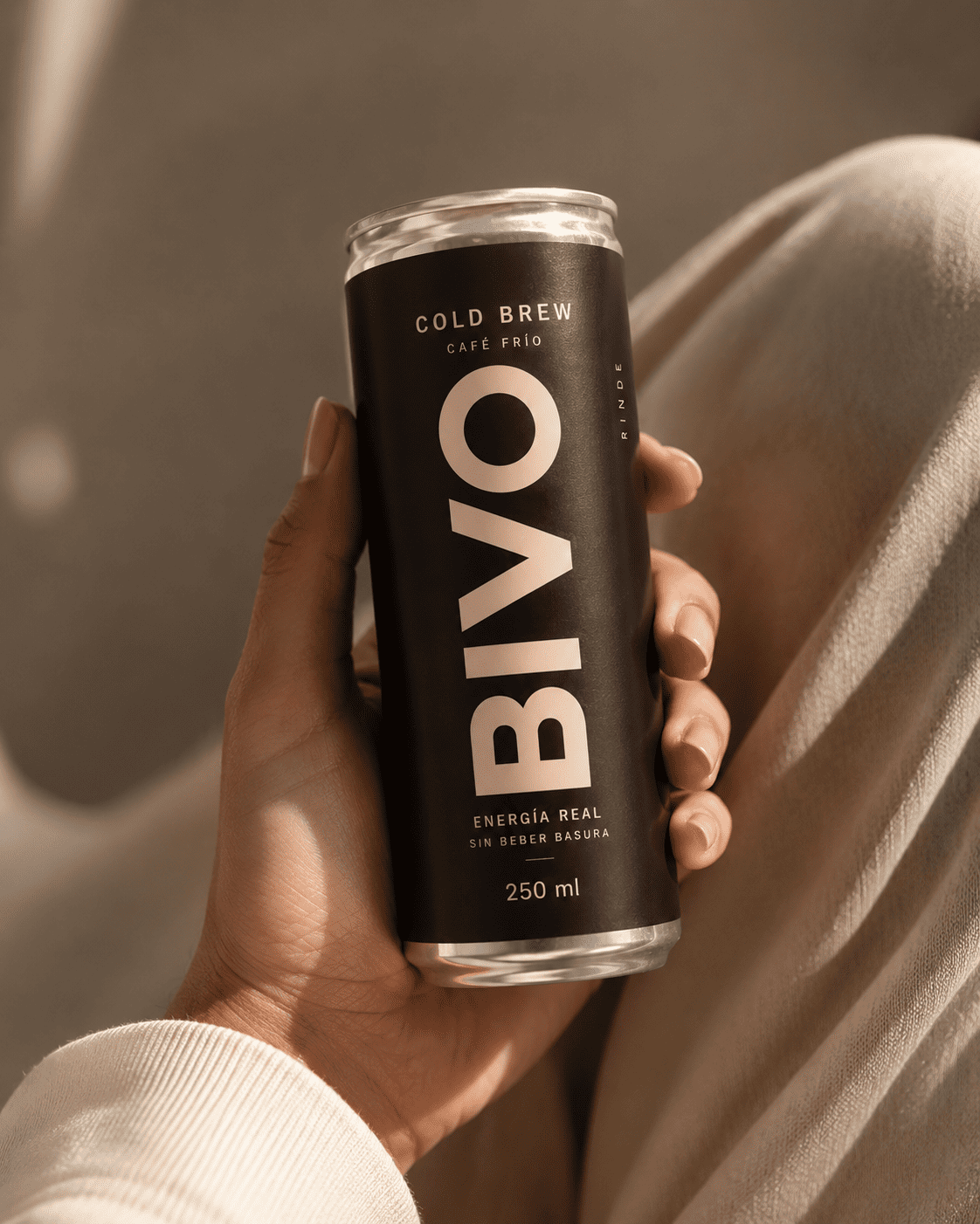 Mano sujetando una lata de cold brew BIVO de 330 ml