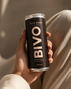 Mano sujetando una lata de Cold Brew BIVO, café frío en lata para energía real