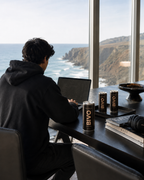 Trabajando frente al mar con energía real de Cold Brew BIVO en lata