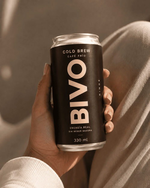 Mano sujetando una lata de cold brew BIVO de 250ml