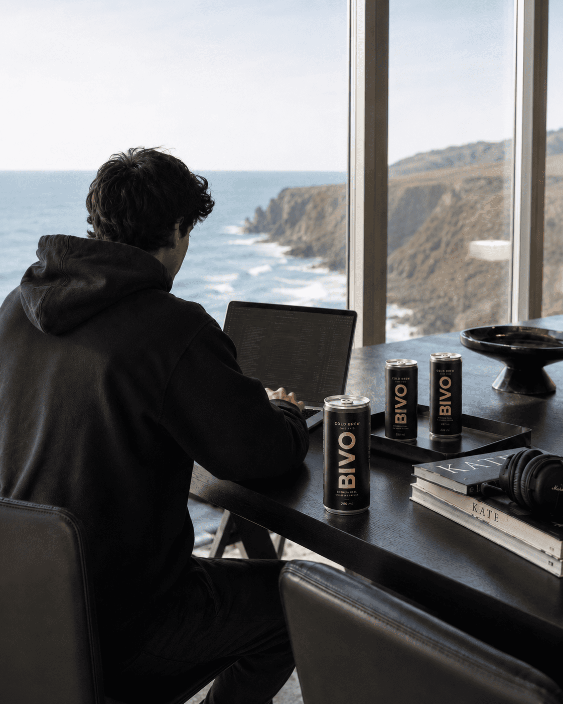Persona trabajando concentrada con una lata de cold brew BIVO en el escritorio